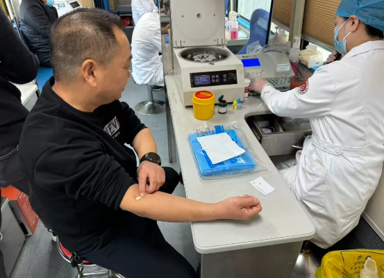 热血暖冬，大爱同行——蒙城一中组织教师参与12·5国际志愿者日义务献血活动