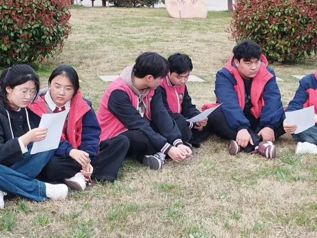 多彩校园|以英语为桥，共话和平初心——蒙城一中英语角社团开展“Peace and War”主题活动