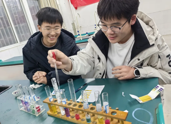 多彩校园|色彩的魔法：紫甘蓝指示剂的科学探索之旅