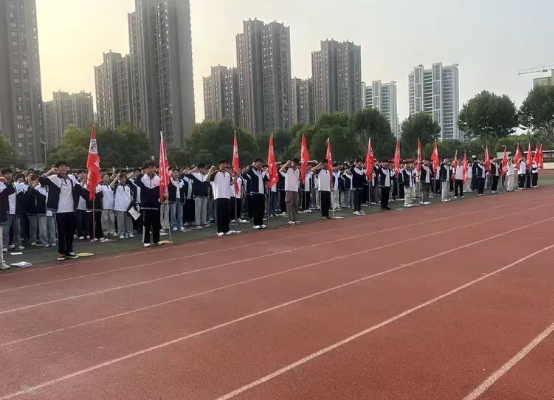 怀师恩笃行不怠 踏高三聚力奋进 ——高三年级举行主题升旗仪式